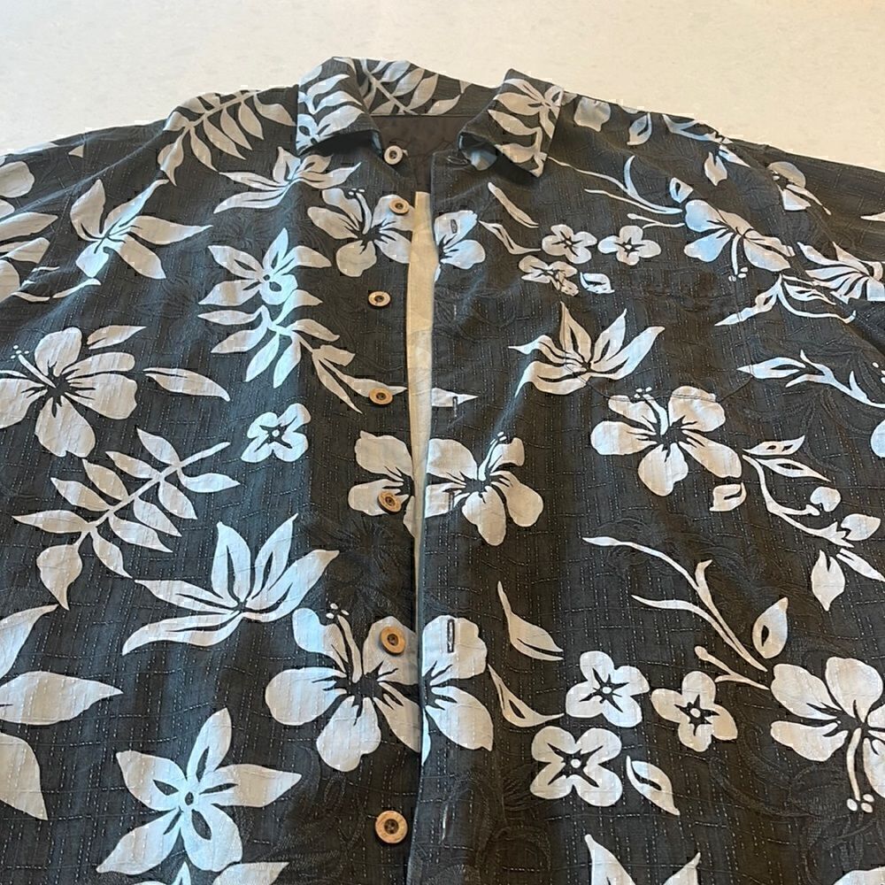 Tommy Bahama mens size large, 100% silk, love the pattern gray of all shades.
